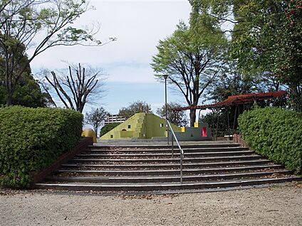 鳴海城跡公園 612m