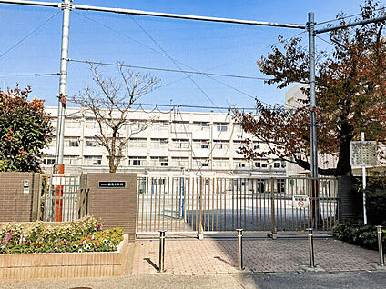 横浜市立鶴見小学校 704m
