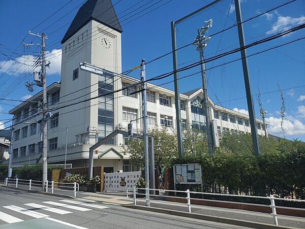 神戸市立六甲小学校(約456m)