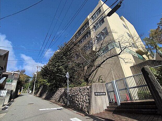 神戸市立長峰中学校(約1,361m)