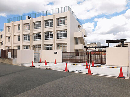 大阪市立東淀中学校 924m