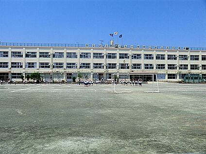足立区立中川北小学校 207m