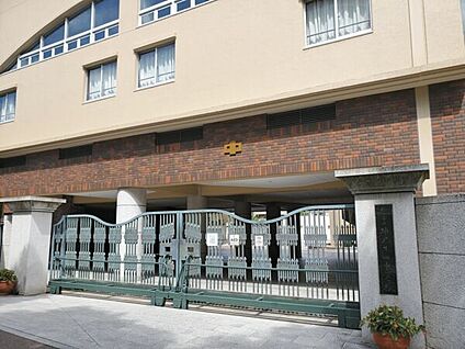 神戸市立神戸生田中学校 988m