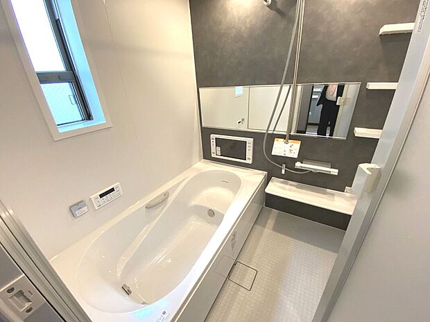 【 【アーバンポートシリーズ施工例】浴室】一日の疲れを癒すバスルームは1坪の広々タイプ。浴室ＴＶとジェットバス標準装備。雨の日の洗濯物乾燥にも便利な「浴室暖房乾燥機」付き。