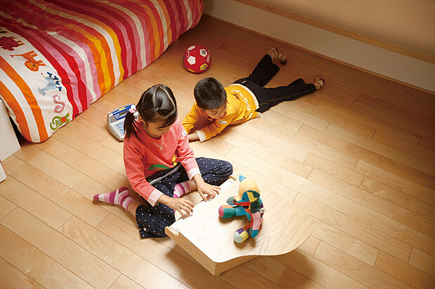 【ガス温水式床暖房】LDKには電気式と比べ、立ち上がりが早く、部屋全体がムラなく温まるガス温水式床暖房を標準装備。ランニングコストも経済的です！