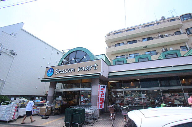 Season mart（約270m）
