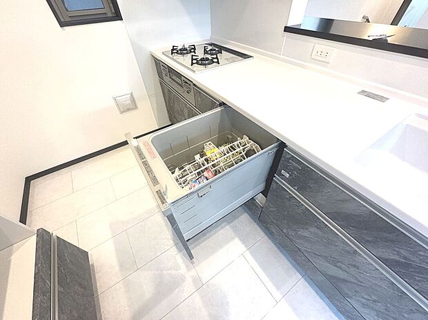 【食洗機付きシステムキッチン】手洗いよりも衛生的で汚れもスッキリ落ちる「食器洗浄乾燥機」付き。深夜に稼働できる静かさなので、夜セットして翌朝にはピカピカに【A号棟 2025年5月撮影】