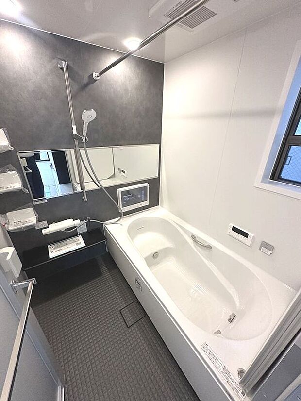 【【アーバンポートシリーズ施工例】浴室】一日の疲れを癒すバスルームは1坪の広々タイプ。浴室TVとジェットバス標準装備。雨の日の洗濯物乾燥にも便利な「浴室暖房乾燥機」付き。