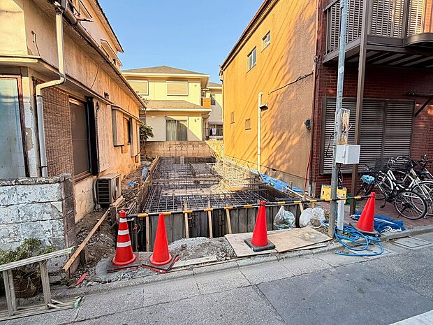 【現地写真】閑静な住宅街、前面道路は交通量も少なく小さなお子様がいるご家庭も安心。【2026年2月撮影】