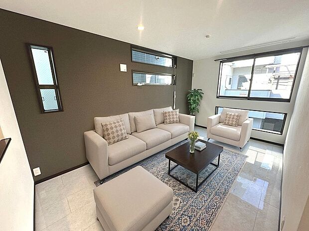 【【アーバンポート施工例】リビング】リビングを中心とした設計が明るいファミリー空間を実現。家族三面採光の明るい空間は自然と団らんの時間も増えそうです。※ＡＩによるホームステージング実施

