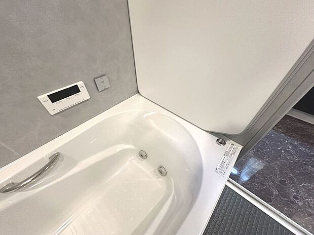 【ジェットバス】浴室にはジェットバス完備。浴室テレビと併せてリラックスしながら一日の疲れを癒してください。