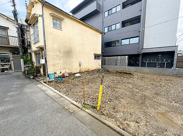 【現地写真】閑静な住宅街、前面道路は交通量も少なく小さなお子様がいるご家庭も安心。【2026年8月撮影】