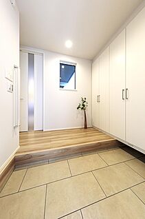 大きな採光窓から光を取り込む玄関(2号地)