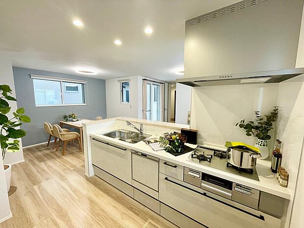 【キッチン(2号地)】食器洗浄乾燥機付きのシステムカウンターキッチン。コミニュケーションのとりやすい配置です。