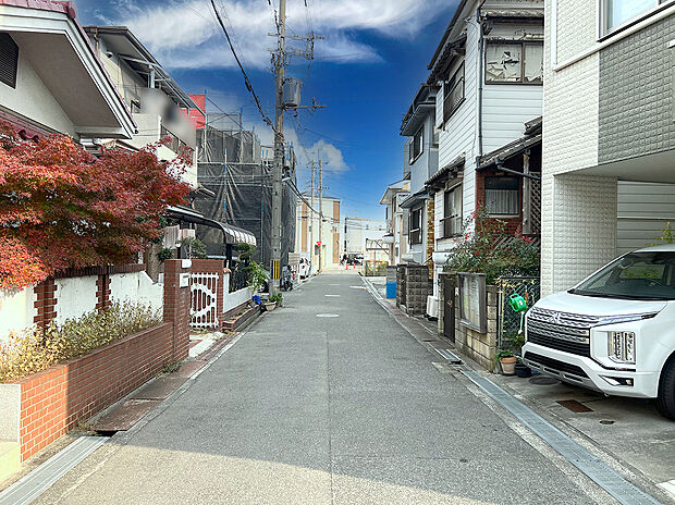 周囲は落ち着いた住宅街で、車通りも少なく安心感のある街並み。前面道路は見通しが良く、日常の出入りやお子様の通学も穏やかに見守れる環境です。将来も静かな住環境が保たれやすい立地です魅力です。