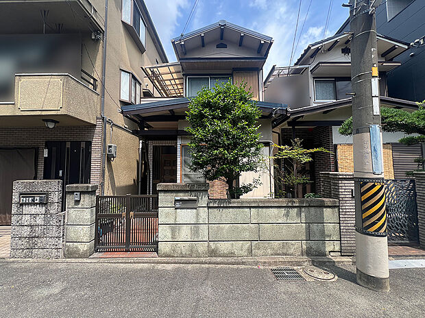 現地正面。現在は既存建物があります。土地面積54.14m2、限られた敷地を活かした3階建4LDKの参考プランをご用意しています。