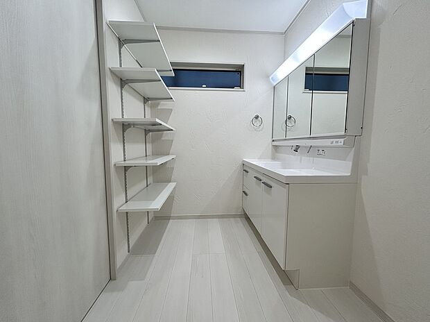 【■洗面台・洗面所】スッキリとしたデザインで掃除がしやすい、三面鏡タイプ。可動式棚もありスッキリ収納!
※室内(2025年7月)撮影