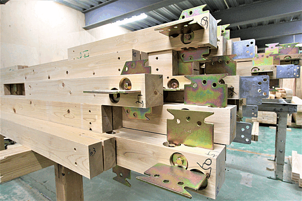 【■金物工法】金物工法は親から孫３世代に受け継がれる家作りを目指し独自の特許骨組み「アイワS-903工法」を開発。柱や梁の欠損を最小限に抑え経年劣化による反りや割れも生じにくく安定した性能を保ちます。