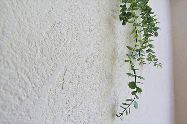 【エスタコウォール（しっくい壁）】アイワホームでは吸湿保温性に優れている漆喰を内壁に採用。調湿効果も高い漆喰で結露も防ぎ、クロスと違い静電気が発生しないので汚れやカビが付着しにくく家の中の空気を浄化するので、食べ物やペットなどの生活臭が気になりません。