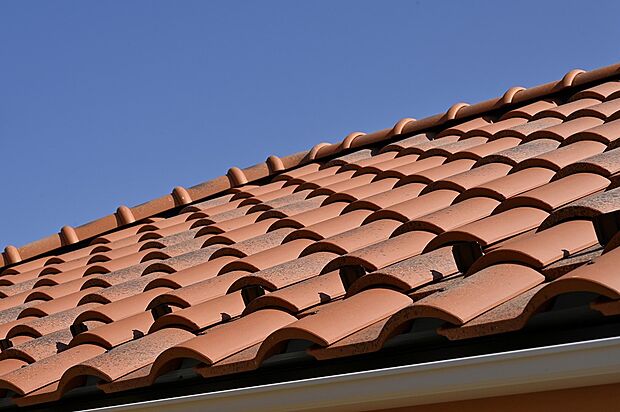 【洋瓦　永四郎瓦株式会社】南欧風なデザインと引き締まった現代的な意匠を合わせ持つ瓦です。耐久性に優れ、災害などによる被災や建築物の構造に問題が無い限りメンテナンス不要です※メーカー施工例写真より。写真はイメージです。