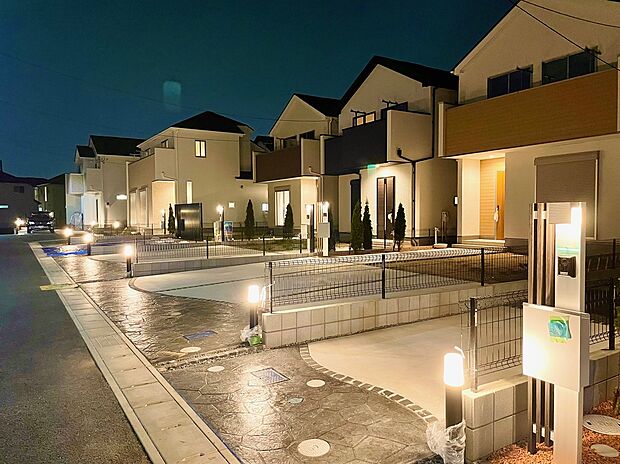 ～明るく街並みを照らすハイグレード仕様の分譲地～

夜に帰宅する時も明るく出迎えてくれます♪
防犯面でも安心です
（同仕様の外観写真になります）