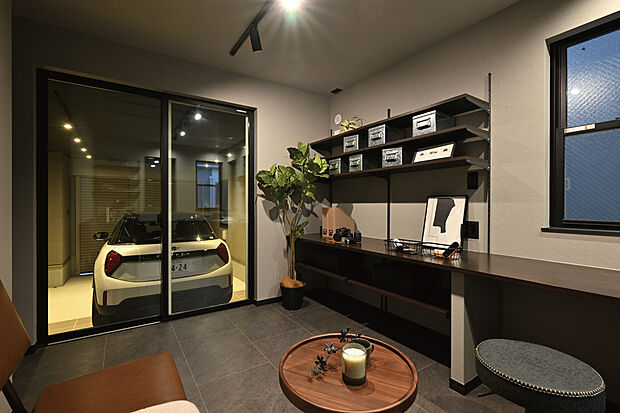 【【No.1】ヴィンテージガレージ】ガラス越しに愛車を眺めながら、趣味や仕事に没頭できる大人の隠れ家。無骨さと上質さを両立させた“ヴィンテージガレージ”が、日常に特別な時間をもたらします。