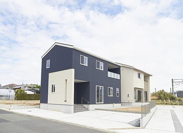 No.3 南向きの日当たりのよい立地です。車3台をゆとりをもって駐車できます。