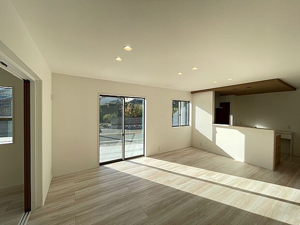 大きな窓から明るい陽光が差し込みます。