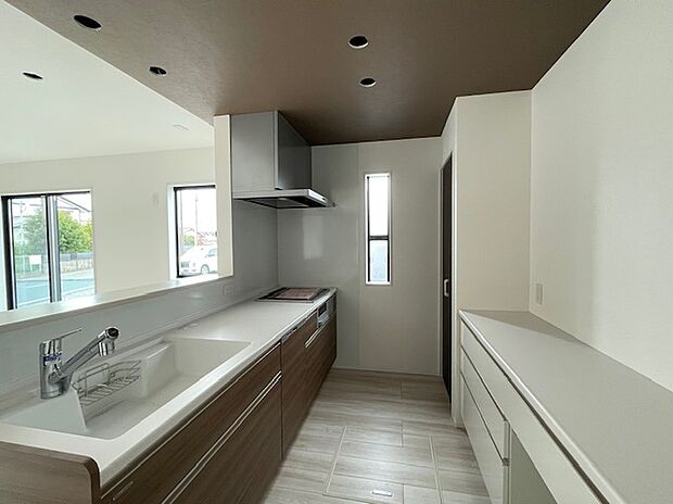 キッチンはカップボード付きですっきり収納ができます。 シンクは人造大理石製でつなぎ目がなくお手入れらくらく♪食洗器付きで毎日の家事の負担を軽減します。