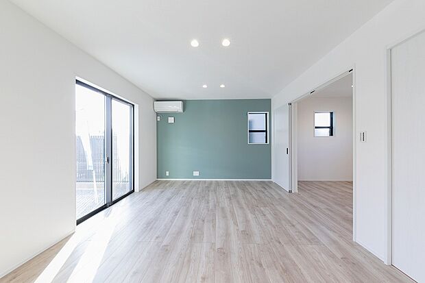  グリーンのアクセントクロスは大きな窓と相まってさわやかな雰囲気です。