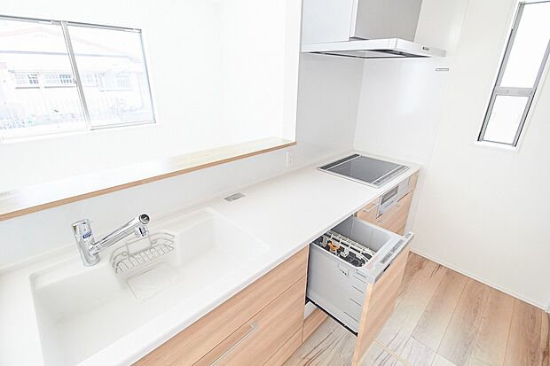 「タカラ」のシステムキッチン。アクリル人造大理石シンクは耐久性、静音性に優れています。汚れやすい部分をホーローでガードしているので、簡単なお手入れでキレイを長持ちさせられます。