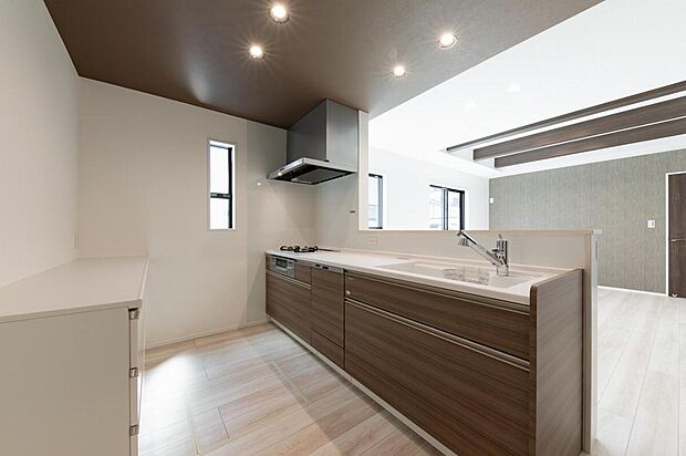 【【No.1】キッチン】「タカラ」のシステムキッチン。アクリル人造大理石シンクは耐久性、静音性に優れています。汚れやすい部分をホーローでガードしているので、簡単なお手入れでキレイを長持ちさせられます。食洗器付きでご家族5人分の食器が自動で洗えて大変便利です。家事の時間短縮・節水にもつながりますので、ご家族だんらんの時間を作りやすく、冬場の手荒れも減らせます。