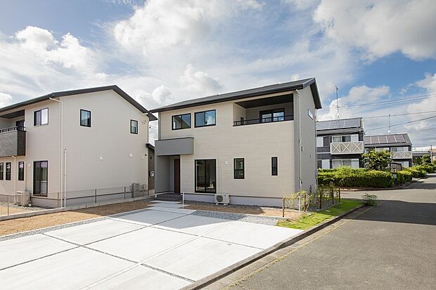 【外観】駐車3台可能♪現地ご見学できます！お気軽にお問合せください！