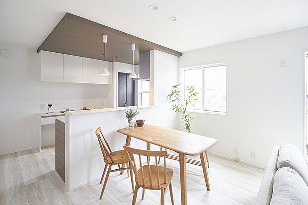 【No.3 キッチン】キッチンには収納力のある吊戸棚も付いています。