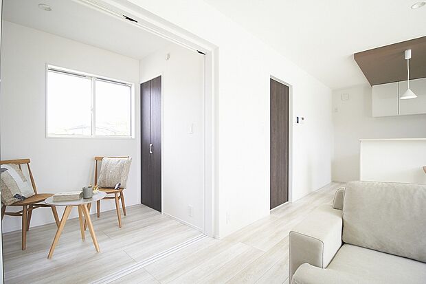 【No.3 1階洋室】LDKには3帖の洋室を併設。お客様の宿泊スペースやワークスペースに最適。収納も完備!