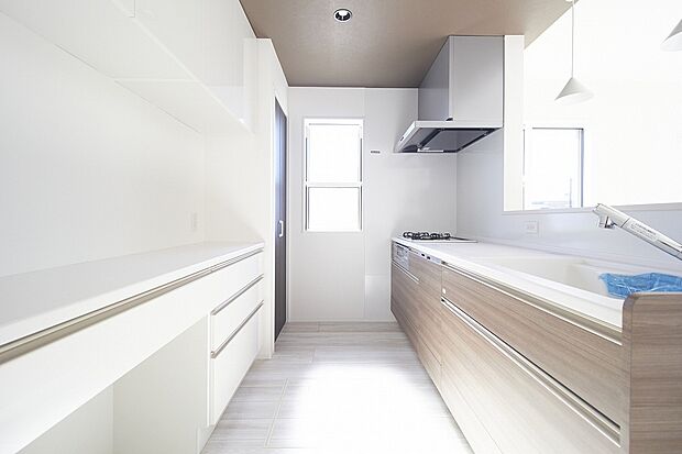 【No.3 キッチン】タカラスタンダード製のキッチンは汚れにくくお手入れがカンタン♪家事の時短ができて好評の食洗機付き。収納スペースも充実しています。