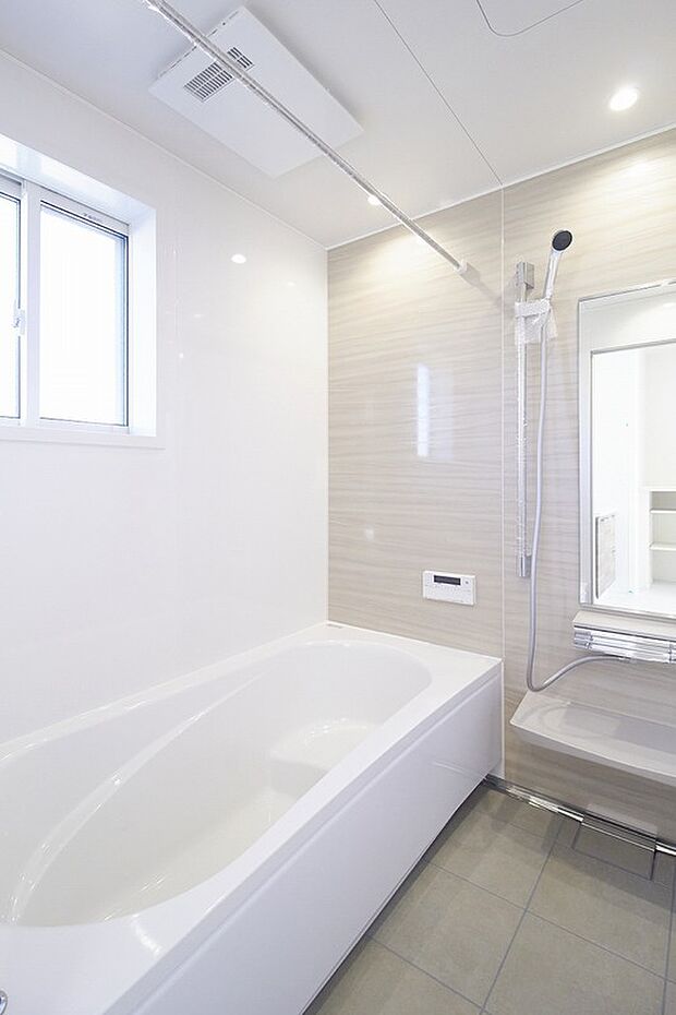 【No.3 浴室】タカラスタンダード製のユニットバス。床は汚れにくく保温性もある磁器タイル「キープクリーンフロア」を採用。