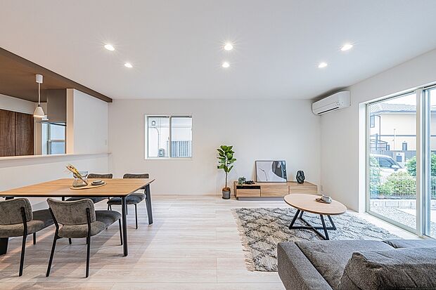 【LDK】インテリアコーディネーターが選定した家具付きで販売中!