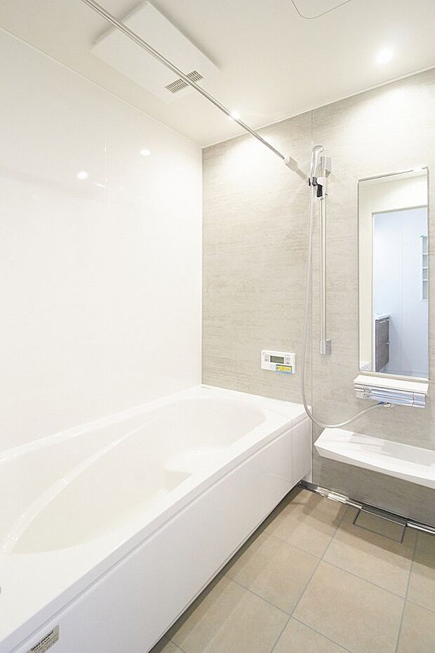 【浴室（施工例）】「タカラ」のシステムバスルーム。たっぷりの保温材と頑丈なホーローでできた浴室パネルは高い断熱性と耐久性を誇ります。床も汚れに強い素材で、お手入れカンタン、いつも清潔に保てます。
