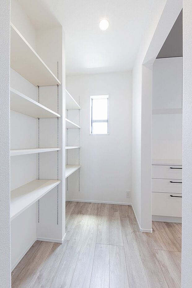 【パントリー】大型パントリーにすっきり収納できて片付け上手に。キッチン・玄関から出入りできる家事ラク回遊動線。