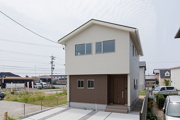 【外観】 玄関ポーチは広すぎず、お手入れの手間を増やしません。