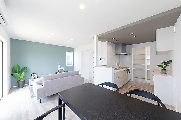 【リビング】グリーンのアクセントクロスは大きな窓と相まってさわやかな雰囲気です。