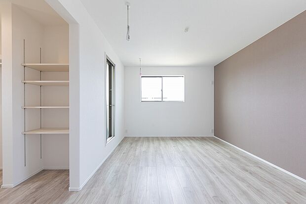 【洋室】アクセントクロスを採用した主寝室。