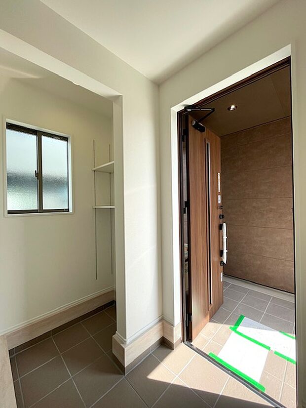 【玄関】広々とした土間収納を設けた玄関。外遊びの道具や庭仕事、自転車用品...外で使うものをスッキリ収納!