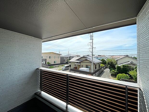 【バルコニー】インナーバルコニーで急な雨でも安心です。