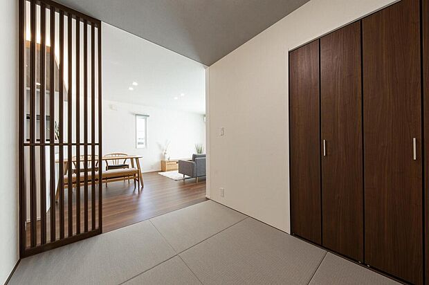 【【No.5】畳コーナー】畳コーナーにも収納を完備。掃除道具や遊び道具などをすぐに取り出せます。