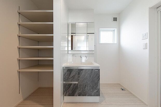 【【No.5】洗面】洗面台もお手入れしやすい設計。横にはタオルやストックもスッキリしまえる収納を設けました。