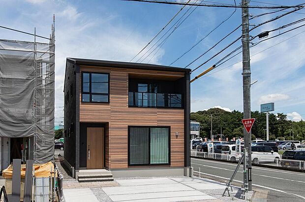 【【No.5】外観】シックな黒を基調にウッド柄をアクセントとした高級感のあるフラット外壁を採用。温かみを感じる木目調にした軒を組み合わせ、洗練された美しさを演出しています。