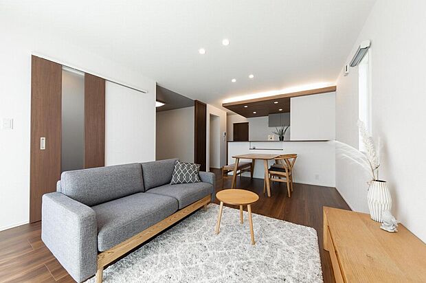 【【No.5】リビング】約16帖のゆとりあるリビング。大きな窓から明るい陽光が差し込みます。