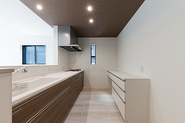 【【No.1】キッチン】キッチンはカップボード付きですっきり収納ができます。
シンクは人造大理石製でつなぎ目がなくお手入れらくらく♪食洗器付きで毎日の家事の負担を軽減します。